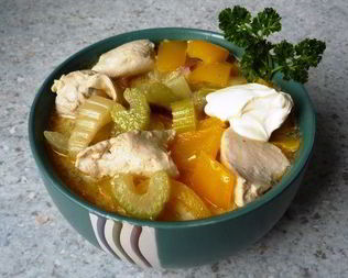 Гуляш с нежной куриной грудкой, сельдереем и перцем