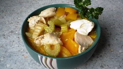 Гуляш с нежной куриной грудкой, сельдереем и перцем