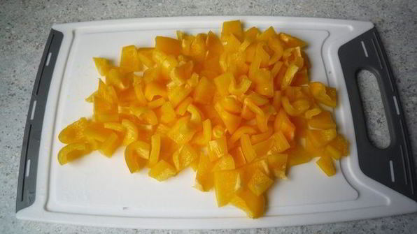 гуляш с нежной куриной грудкой, сельдереем и перцем