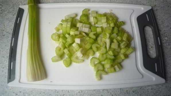 гуляш с нежной куриной грудкой, сельдереем и перцем