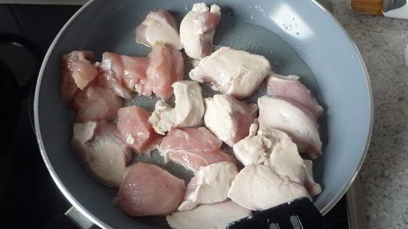 гуляш с нежной куриной грудкой, сельдереем и перцем