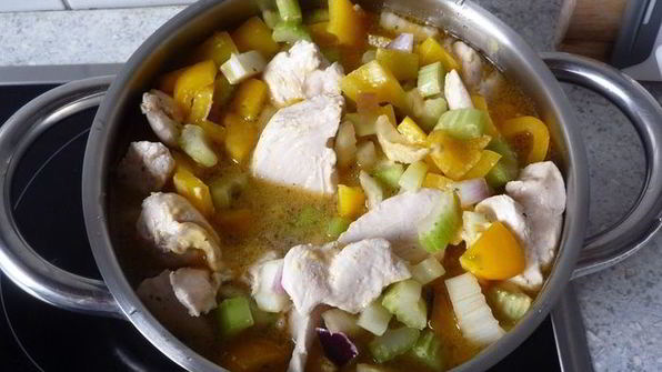 гуляш с нежной куриной грудкой, сельдереем и перцем