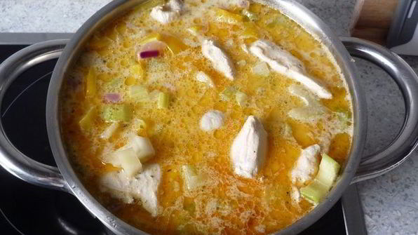 гуляш с нежной куриной грудкой, сельдереем и перцем