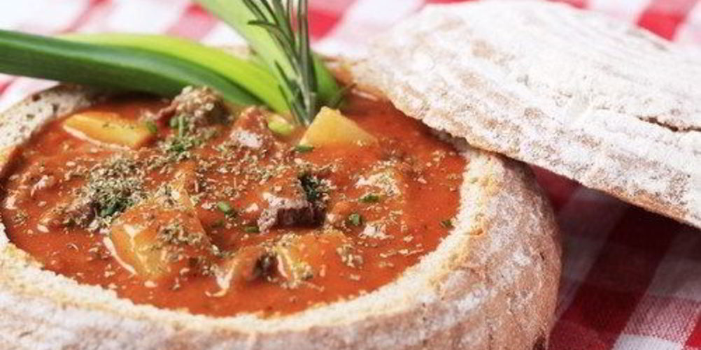 Рецепт гуляша в хлебном горшочке