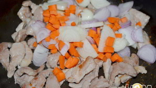 картофельные клецки с гуляшом из свинины