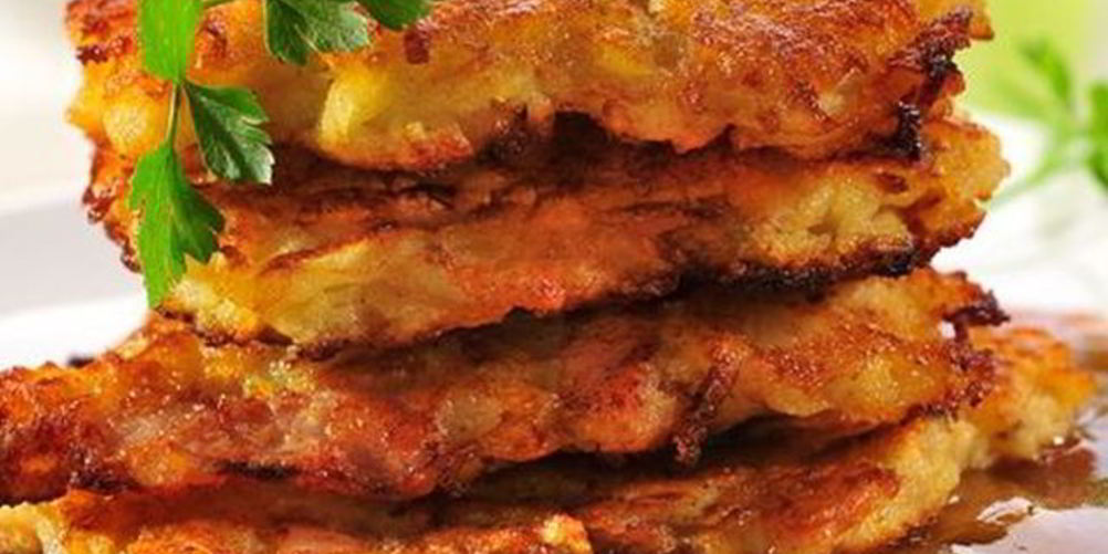 Рецепт куриного гуляша с овощными пирожками