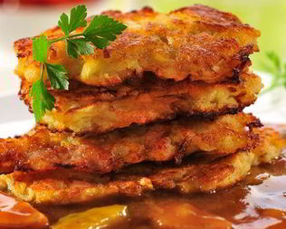 Куриный гуляш с овощными пирожками