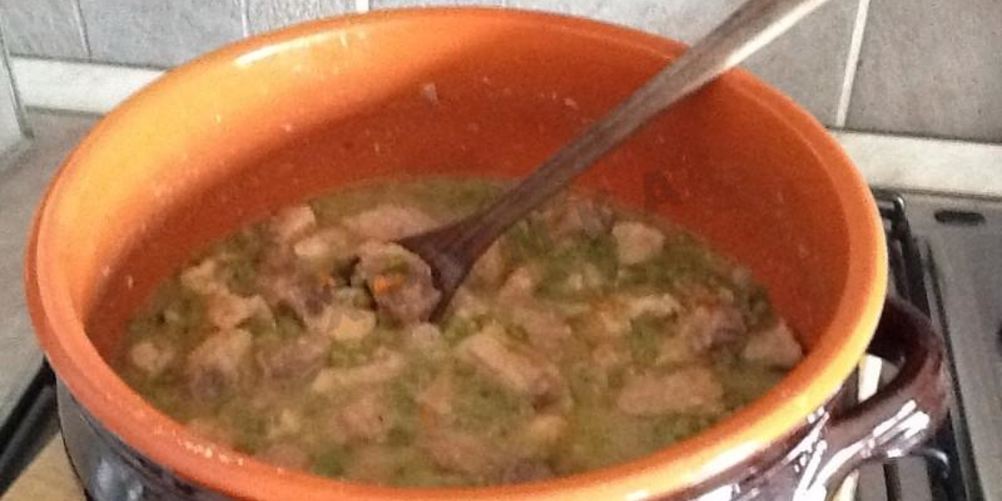 Рецепт спеццатиного — итальянского гуляша с зеленым горошком