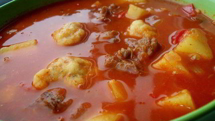 Суп-гуляш с чесночными клецками