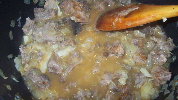 суп-гуляш с чесночными клецками