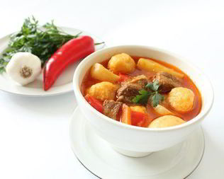 Суп-гуляш с сырными клецками