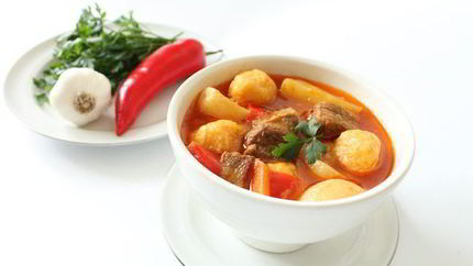 Суп-гуляш с сырными клецками