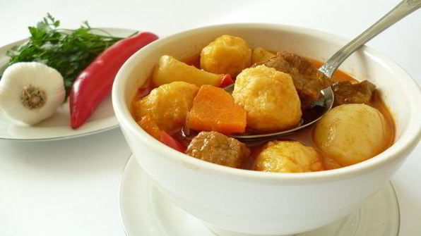 суп-гуляш с сырными клецками