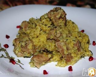 Томленый в сельдерее гуляш с булгуром