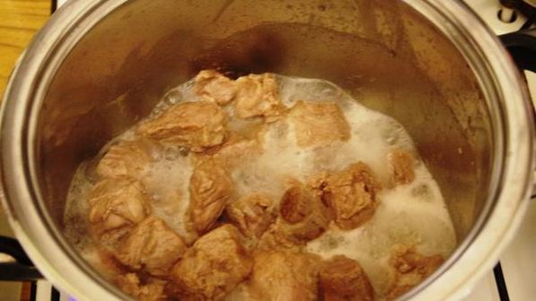 томленый в сельдерее гуляш с булгуром