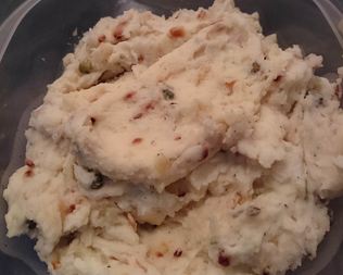 Картофельное пюре с жареным луком и каперсами