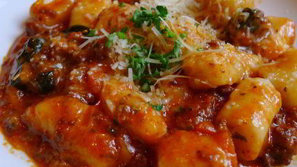 Картофельные клецки с томатным соусом