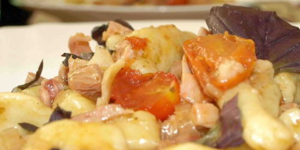 Рецепт картофельных ньокков с помидорами черри и копченой курицей