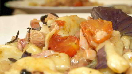 Картофельные ньокки с помидорами черри и копченой курицей