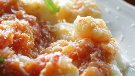Картофельные ньокки с соусом из помидоров и базиликом