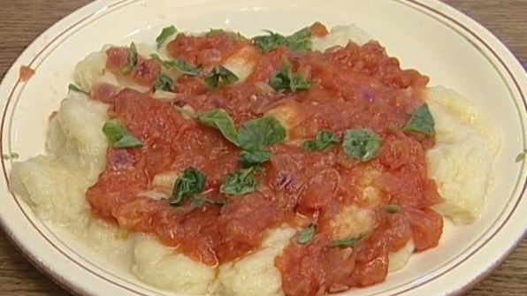картофельные ньокки с соусом из помидоров и базиликом