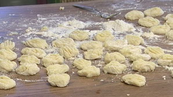 картофельные ньокки с соусом из помидоров и базиликом