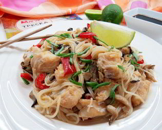 Китайская рисовая лапша с имбирной рыбой