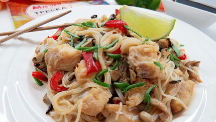 Китайская рисовая лапша с имбирной рыбой