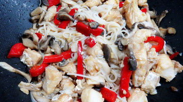 китайская рисовая лапша с имбирной рыбой