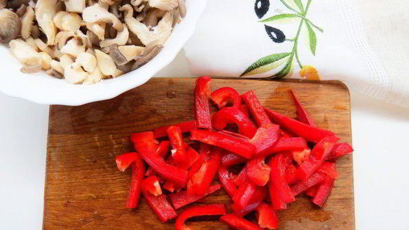 китайская рисовая лапша с имбирной рыбой