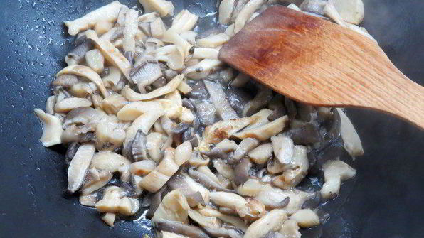 китайская рисовая лапша с имбирной рыбой