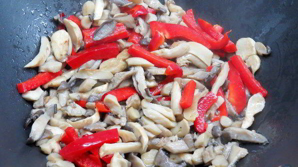 китайская рисовая лапша с имбирной рыбой