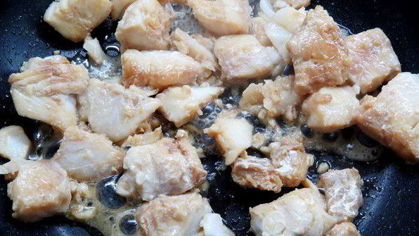 китайская рисовая лапша с имбирной рыбой