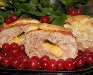 Котлетки из индейки, фаршированные сыром, под шубкой