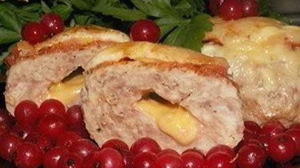 Котлетки из индейки, фаршированные сыром, под шубкой