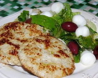 Котлеты из индейки с яблоками и орехами