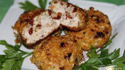 Куриные котлетки с вялеными томатами