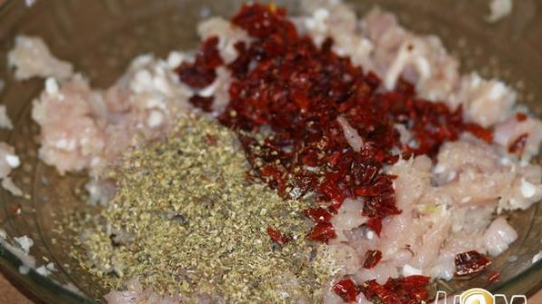 куриные котлетки с вялеными томатами