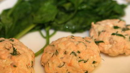 Паровые рыбные котлетки со шпинатом