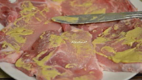 свиные котлеты в ржаной корочке