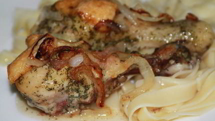 Куриные ножки под сырными чипсами с пастой тальятелле