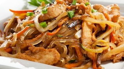 Лапша с курицей и овощами