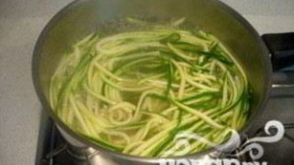 лапша тальятелле с цукини и ветчиной