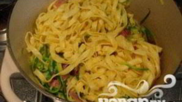 лапша тальятелле с цукини и ветчиной