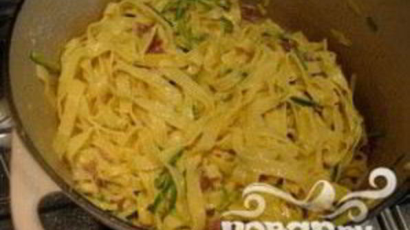 лапша тальятелле с цукини и ветчиной