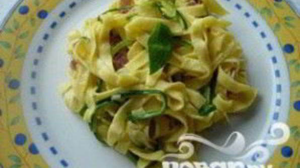 лапша тальятелле с цукини и ветчиной