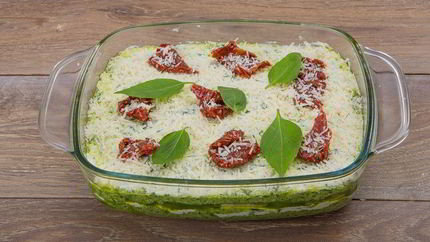 Овощная лазанья из цукини с рикоттой и соусом песто