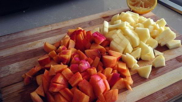 сладкая лазанья с яблоками, некторинами, грецкими орехами и курагой