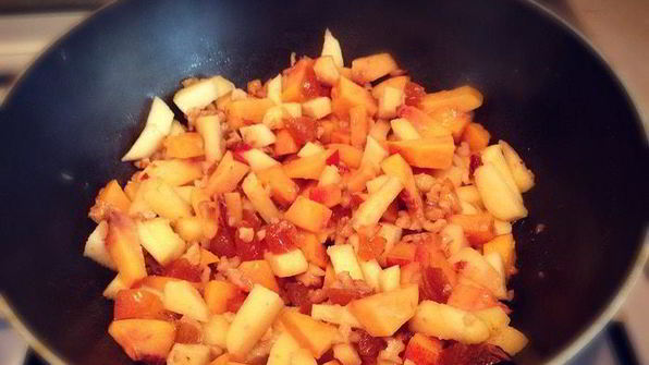 сладкая лазанья с яблоками, некторинами, грецкими орехами и курагой