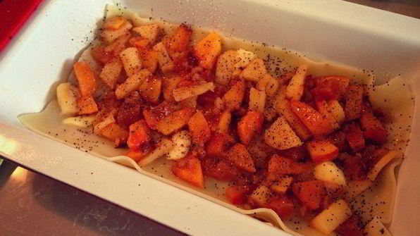 сладкая лазанья с яблоками, некторинами, грецкими орехами и курагой